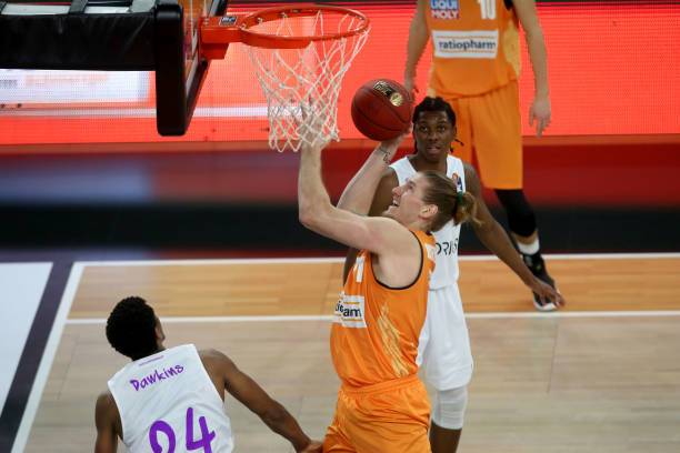 这对他在国 这对他在国