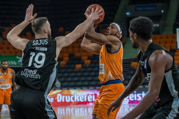 有些教练由 有些教练由