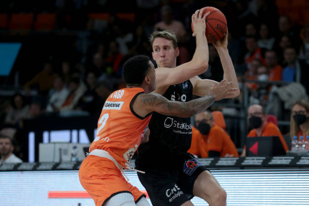 背传给里卡 背传给里卡